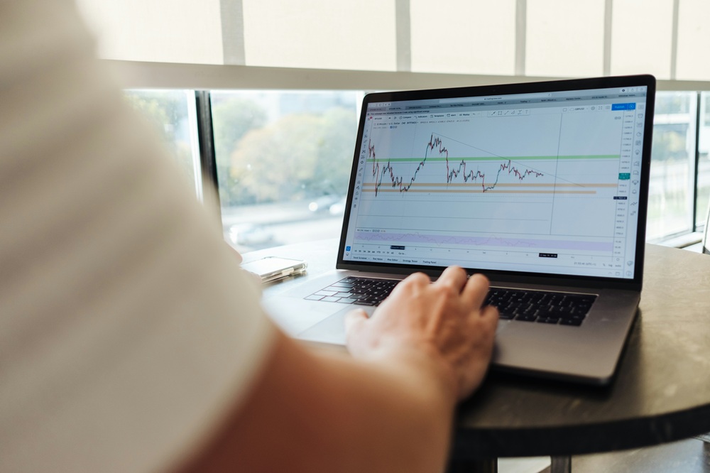 Chcete koupit akcie? Nejdřív si vyberte, přes koho budete investovat