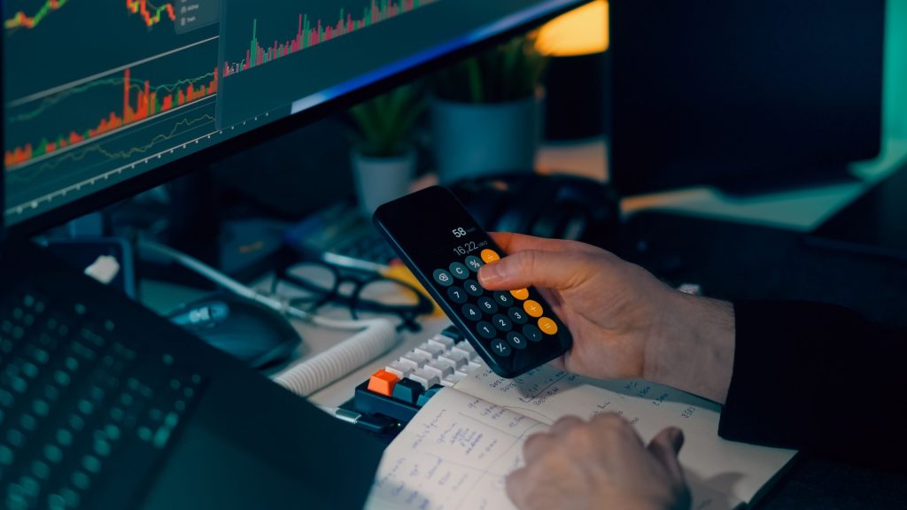 Akcie, fond, nebo ETF? Jak rozložit peníze, které mají pracovat déle