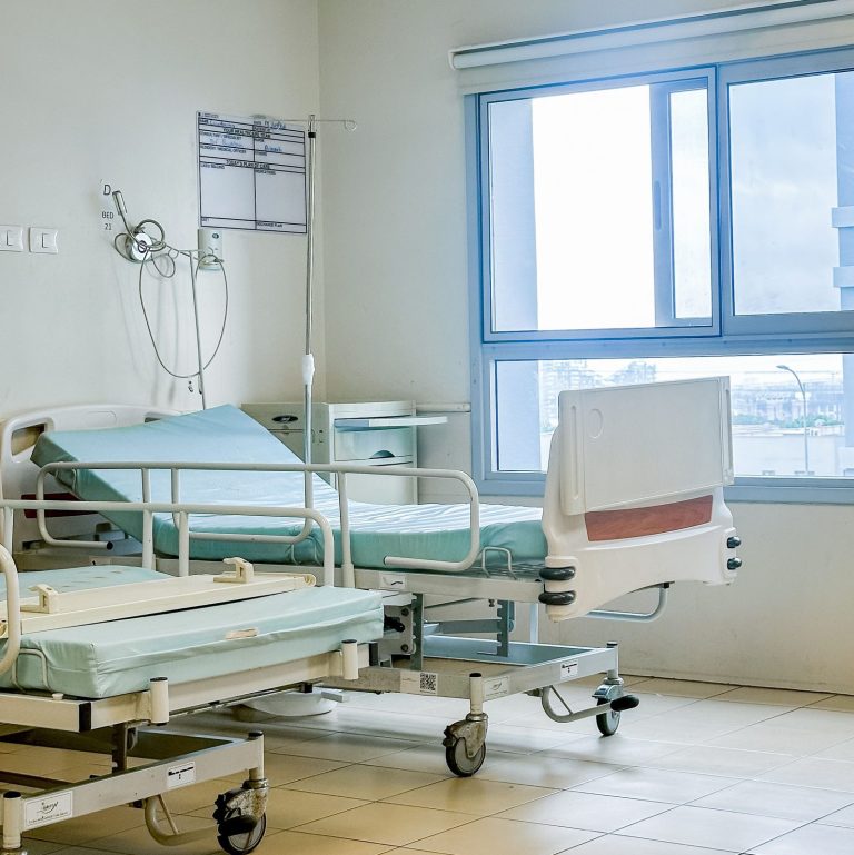 Vážná nemoc může ohrozit rodinný rozpočet. Kdy pomůže pojistka